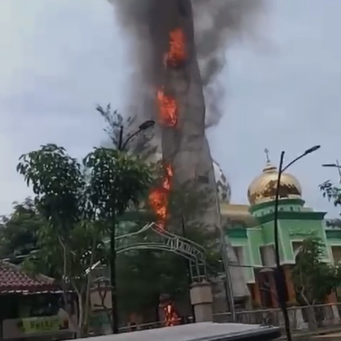 Masjid Agung Darussalam Bojonegoro terbakar