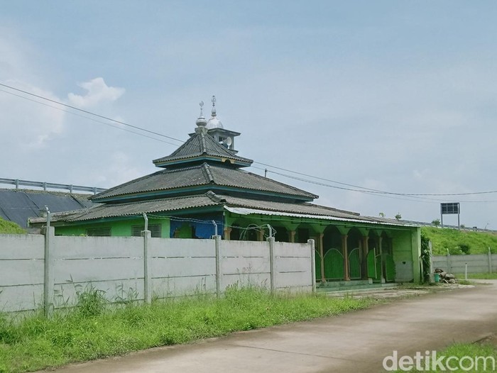 Masjid Sarbini di Desa Brangkal, Karanganom, Kabupaten Klaten, masih utuh di dekat tol Jogja-Solo, Rabu (19/2/2025).