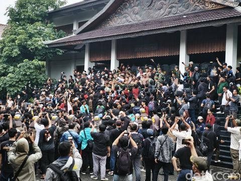 Massa demo 'Indonesia Gelap' dari Badan Eksekutif Mahasiswa (BEM) Solo Raya menduduki Gedung DPRD Solo, Rabu (19/2/2025).