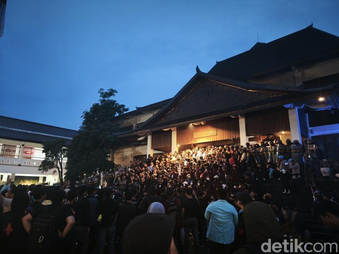 Massa demo Indonesia Gelap dari Badan Eksekutif Mahasiswa (BEM) Solo Raya menduduki Gedung DPRD Solo, Rabu (19/2/2025).