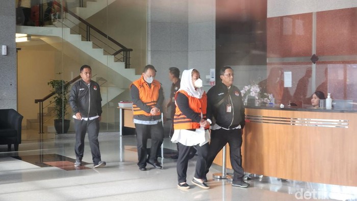 Mbak Ita dan suaminya ditahan KPK (Adrial Akbar/detikcom)