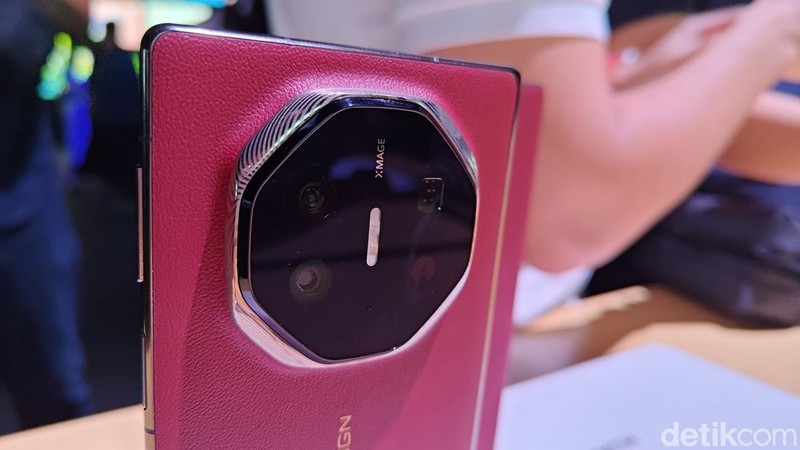 Huawei Mate XT Ultimate resmi rilis global. Layar HP ini bisa dilipat tiga dan bodinya tetap tipis meski sedang tidak dilipat. Berikut penampakannya.