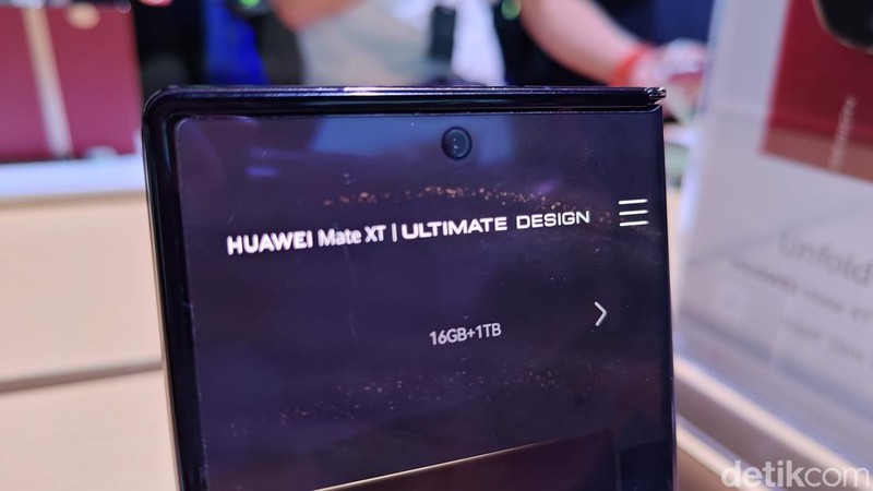 Huawei Mate XT Ultimate resmi rilis global. Layar HP ini bisa dilipat tiga dan bodinya tetap tipis meski sedang tidak dilipat. Berikut penampakannya.