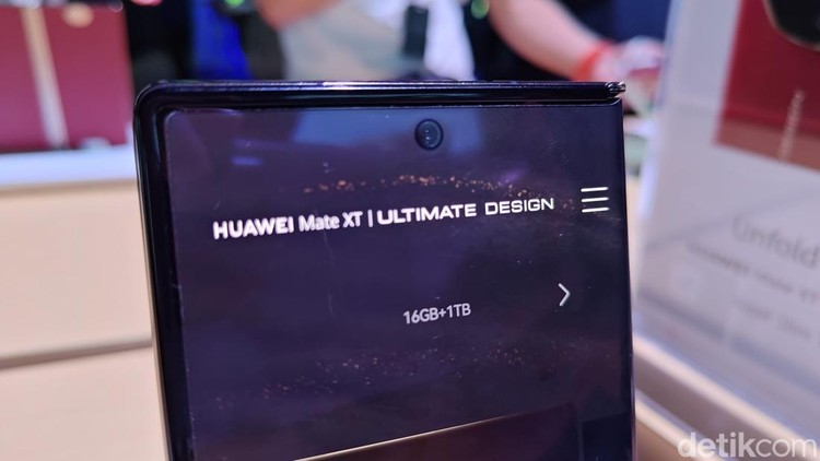 Melihat Huawei Mate XT Ultimate Lebih Dekat, Layar Besar dan Bodi Tipis Huawei Mate XT Ultimate resmi rilis global. Layar HP ini bisa dilipat tiga dan bodinya tetap tipis meski sedang tidak dilipat. Berikut penampakannya.