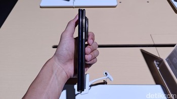 Meski ukurannya cukup besar, HP ini memiliki bodi yang tipis dan ringan. Ponsel ini memiliki ketebalan 12,8 mm dalam keadaan dilipat dan 3,6 mm dalam keadaan dibuka sepenuhnya dengan bobot 298 gram. Foto: (Panji Saputro/detikINET).