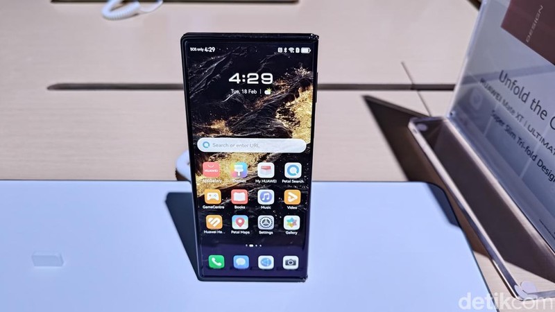 Huawei Mate XT Ultimate resmi rilis global. Layar HP ini bisa dilipat tiga dan bodinya tetap tipis meski sedang tidak dilipat. Berikut penampakannya.