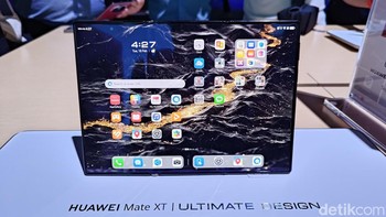 Ponsel ini memiliki layar besar berukuran 10,2 inch (3.184 x 2.232 pixel). Namun bila sisi kirinya dilipat, bentuknya mengecil menjadi 7,9 inch (2.232 x 2.048 pixel). Lalu saat sisi kanannya dilipat, tampilannya seperti ponsel biasa dengan layar 6,4 inch (2.232 x 1.008 pixel). Foto: (Panji Saputro/detikINET).
