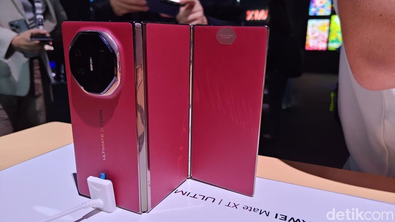Huawei Mate XT Ultimate resmi rilis global. Layar HP ini bisa dilipat tiga dan bodinya tetap tipis meski sedang tidak dilipat. Berikut penampakannya.