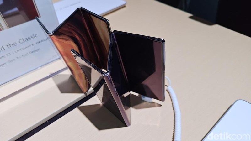 Huawei Mate XT Ultimate resmi rilis global. Layar HP ini bisa dilipat tiga dan bodinya tetap tipis meski sedang tidak dilipat. Berikut penampakannya.