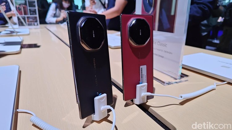 Melihat Huawei Mate XT Ultimate Lebih Dekat, Layar Besar dan Bodi Tipis Huawei Mate XT Ultimate resmi rilis global. Layar HP ini bisa dilipat tiga dan bodinya tetap tipis meski sedang tidak dilipat. Berikut penampakannya.