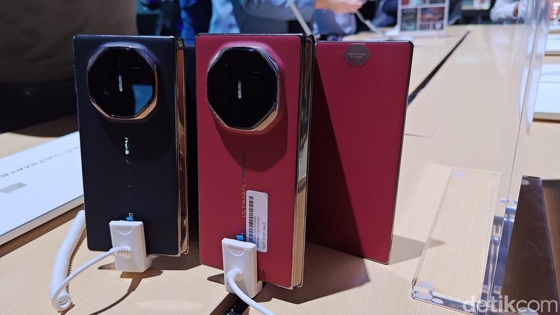 Huawei Mate XT Ultimate resmi rilis global. Layar HP ini bisa dilipat tiga dan bodinya tetap tipis meski sedang tidak dilipat. Berikut penampakannya.