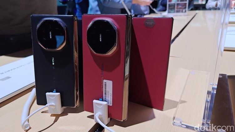 Melihat Huawei Mate XT Ultimate Lebih Dekat, Layar Besar dan Bodi Tipis Huawei Mate XT Ultimate resmi rilis global. Layar HP ini bisa dilipat tiga dan bodinya tetap tipis meski sedang tidak dilipat. Berikut penampakannya.