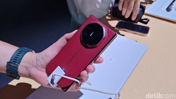 Harga untuk varian Huawei Mate XT 16/1TB senilai EUR 3.499 atau sekitar Rp 59,6 juta. Foto: (Panji Saputro/detikINET).