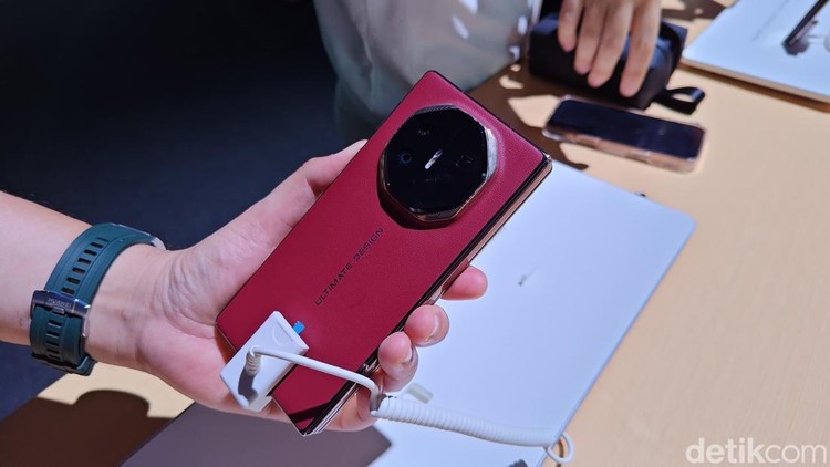 Melihat Huawei Mate XT Ultimate Lebih Dekat, Layar Besar dan Bodi Tipis Huawei Mate XT Ultimate resmi rilis global. Layar HP ini bisa dilipat tiga dan bodinya tetap tipis meski sedang tidak dilipat. Berikut penampakannya.