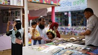 Warga datang bersama keluarga untuk berburu buku baru.  