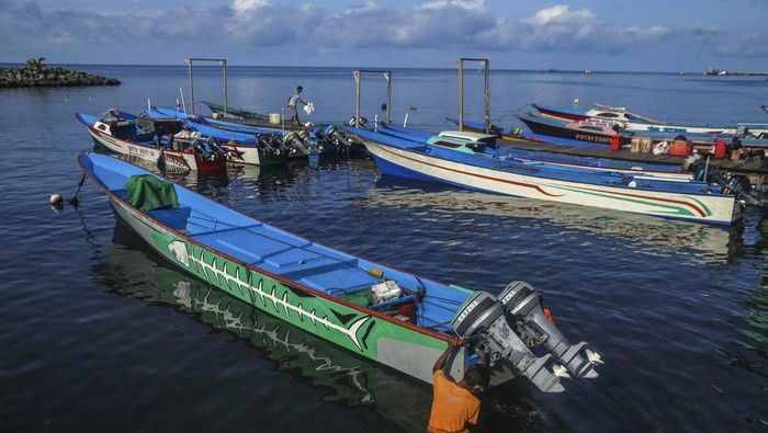 Nelayan memperbaiki jaring di Pengakalan ikan tuna Ternate, Maluku Utara, Rabu (19/2/2025). KKP berkomitmen untuk terus meningkatkan perlindungan dan pemberdayaan bagi nelayan, khususnya nelayan kecil dimana pada 2024 telah memberikan fasilitasi asuransi nelayan mandiri, 99.500 paket bantuan perbekalan melaut di 97 lokasi dan diversifikasi usaha nelayan yang melibatkan 2.335 orang di 22 kabupaten. ANTARA FOTO/Andri Saputra/wpa.