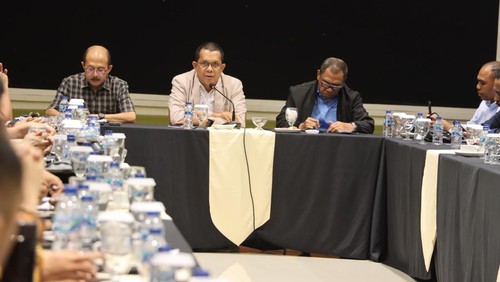 Melki Laka Lena saat memimpin rapat dengan para kepala daerah NTT di Jakarta. Foto: Istimewa