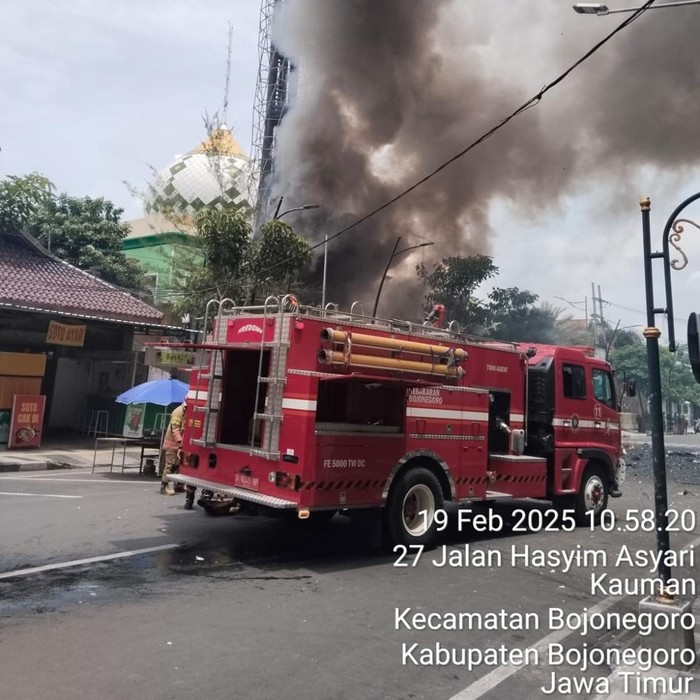 menara Masjid Agung Darussalam Bojonegoro terbakar