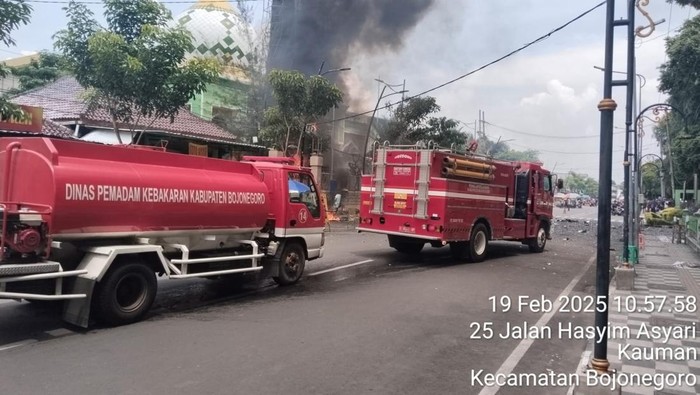 menara Masjid Agung Darussalam Bojonegoro terbakar