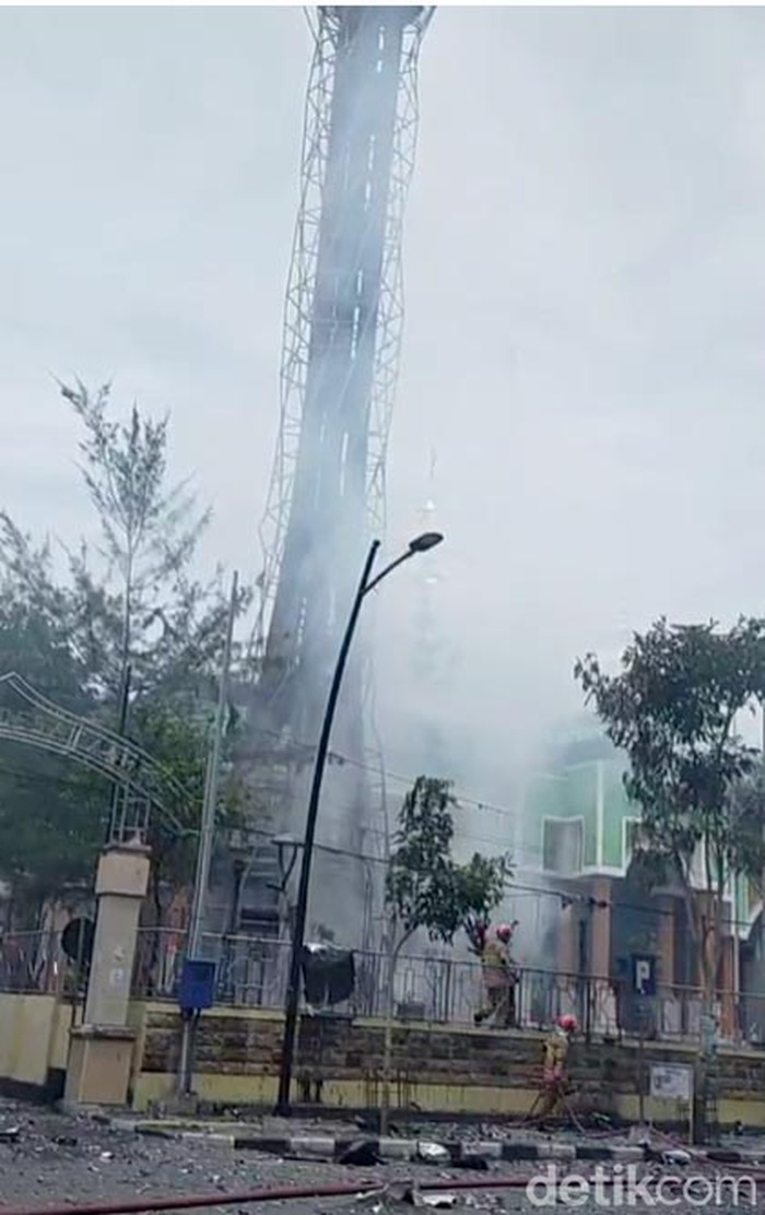 Menara Masjid Agung Darussalam Bojonegoro Terbakar