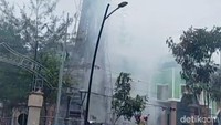 Setelah berjibaku selama 30 menit, api yang melalap bahan APC (Aluminium Composite Panel) pada menara bisa dikendalikkan. Selanjutnya petugas PMK melakukan pembasahan.