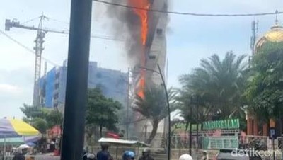 Potret Menara Masjid Agung Darussalam Bojonegoro Terbakar