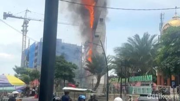 Potret Menara Masjid Agung Darussalam Bojonegoro Terbakar