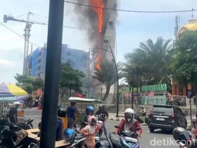 Potret Menara Masjid Agung Darussalam Bojonegoro Terbakar