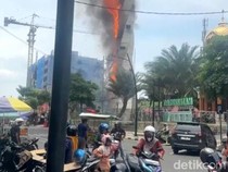 Potret Menara Masjid Agung Darussalam Bojonegoro Terbakar