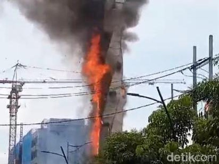 Menara Masjid Agung Darussalam Bojonegoro Terbakar Menara Masjid Agung Darussalam Bojonegoro Terbakar