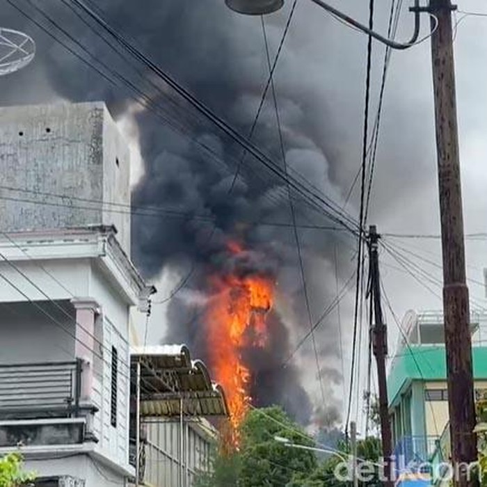 Menara Masjid Agung Darussalam Bojonegoro Terbakar Menara Masjid Agung Darussalam Bojonegoro Terbakar