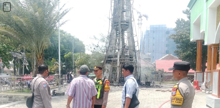 menara Masjid Agung Darussalam Bojonegoro terbakar