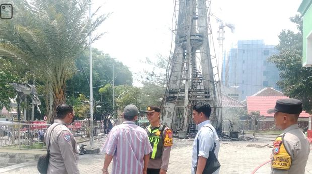 menara Masjid Agung Darussalam Bojonegoro terbakar