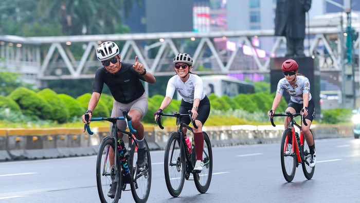 Menkomdigi Meutya Hafid gowes ke Kantor Kementerian Komdigi