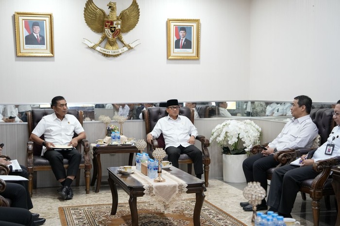 Menteri Desa dan Pembangunan Daerah Tertinggal (Mendes PDT) Yandri Susanto menyambangi Badan Reserse dan Kriminal (Bareskrim) Mabes Polri, Rabu (19/2/2025).