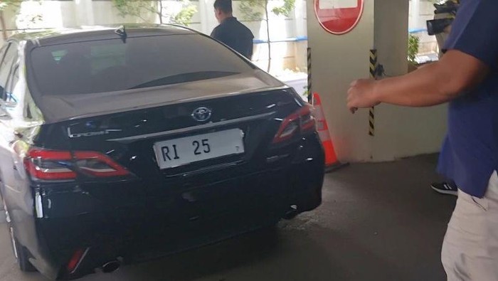Mobil dinas Menteri Pendidikan Tinggi, Sains, dan Teknologi (Mendiktisaintek) Satryo Soemantri Brodjonegoro saat meninggalkan kantor Kemdiktisiantek RI di Jakarta, Rabu (19/2/2025). ANTARA/Hana Kinarina