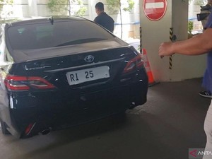 Mobil yang Dipakai Satryo Tinggalkan Kantor Mendiktisaintek