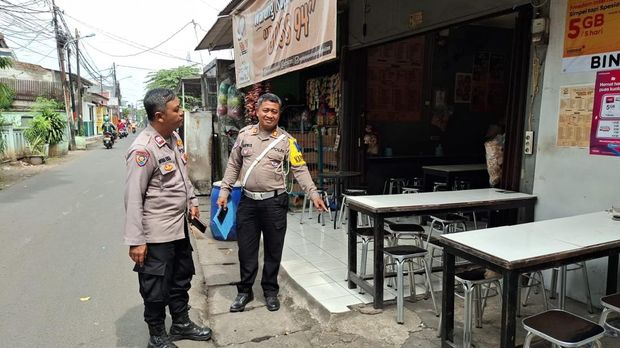 Mobil hilang kendali lalu menabrak sejumlah warung dan orang yang sedang minum kopi di Cibubur, Jakarta Timur. Satu orang terluka akibat kecelakaan itu. (dok Istimewa)