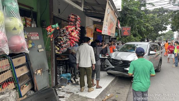 Mobil hilang kendali lalu menabrak sejumlah warung dan orang yang sedang minum kopi di Cibubur, Jakarta Timur. Satu orang terluka akibat kecelakaan itu. (dok Istimewa)