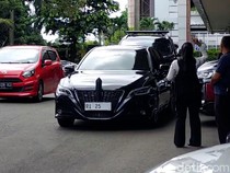 Video: Momen Mobil Satryo Tinggalkan Gedung Kemendiktisaintek