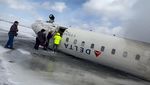 Momen Penyelamatan Seluruh Penumpang Delta Air yang Terbalik di Kanada