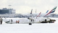 Insiden itu terjadi di tengah kondisi cuaca yang buruk, dengan angin kencang dan salju yang beterbangan di sekitar bandara. Menurut laporan dari Environment Canada, angin bertiup dengan kecepatan sekitar 29 mil per jam, dengan embusan angin mencapai 38 mil per jam saat kecelakaan terjadi. (Chris Young/The Canadian Press via AP)  