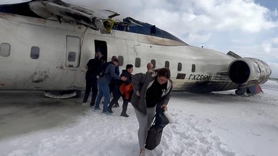 Momen Penyelamatan Seluruh Penumpang Delta Air yang Terbalik di Kanada