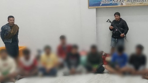 Polisi menangkap 11 nelayan dan mengamankan dua perahu di perairan Pulau Sebabi, Desa Batu Tiga, Kecamatan Boleng, Manggarai Barat, Senin (17/2/2025).