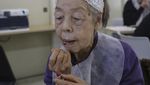 Nggak Mau Kalah! Nenek-nenek di Jepang Juga Ikut Kelas Kecantikan