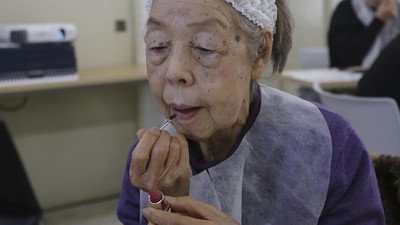 Gaya Nenek-nenek di Jepang Ikut Kelas Kecantikan