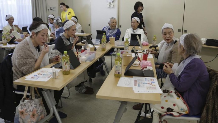 Nggak Mau Kalah! Nenek-nenek di Jepang Juga Ikut Kelas Kecantikan Participants try on makeup at a special class at a Tokyo housing complex that teaches people to stay healthy and beautiful, on Feb. 14, 2025. (AP Photo/Yuri Kageyama)