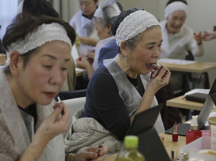 Nggak Mau Kalah! Nenek-nenek di Jepang Juga Ikut Kelas Kecantikan
