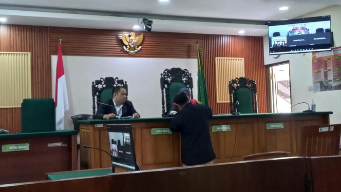 Nur Laili Eka Febrianti menghadiri sidang Pengadilan Negeri Banyuwangi.