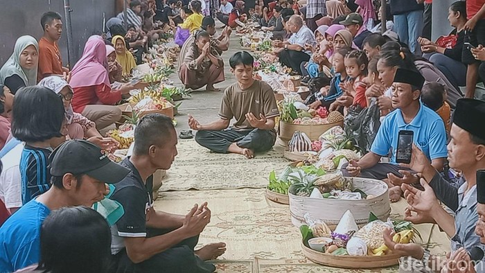 Warga Desa Glagahwangi, Kecamatan Polanharjo, nyadran di jalan depan makam.